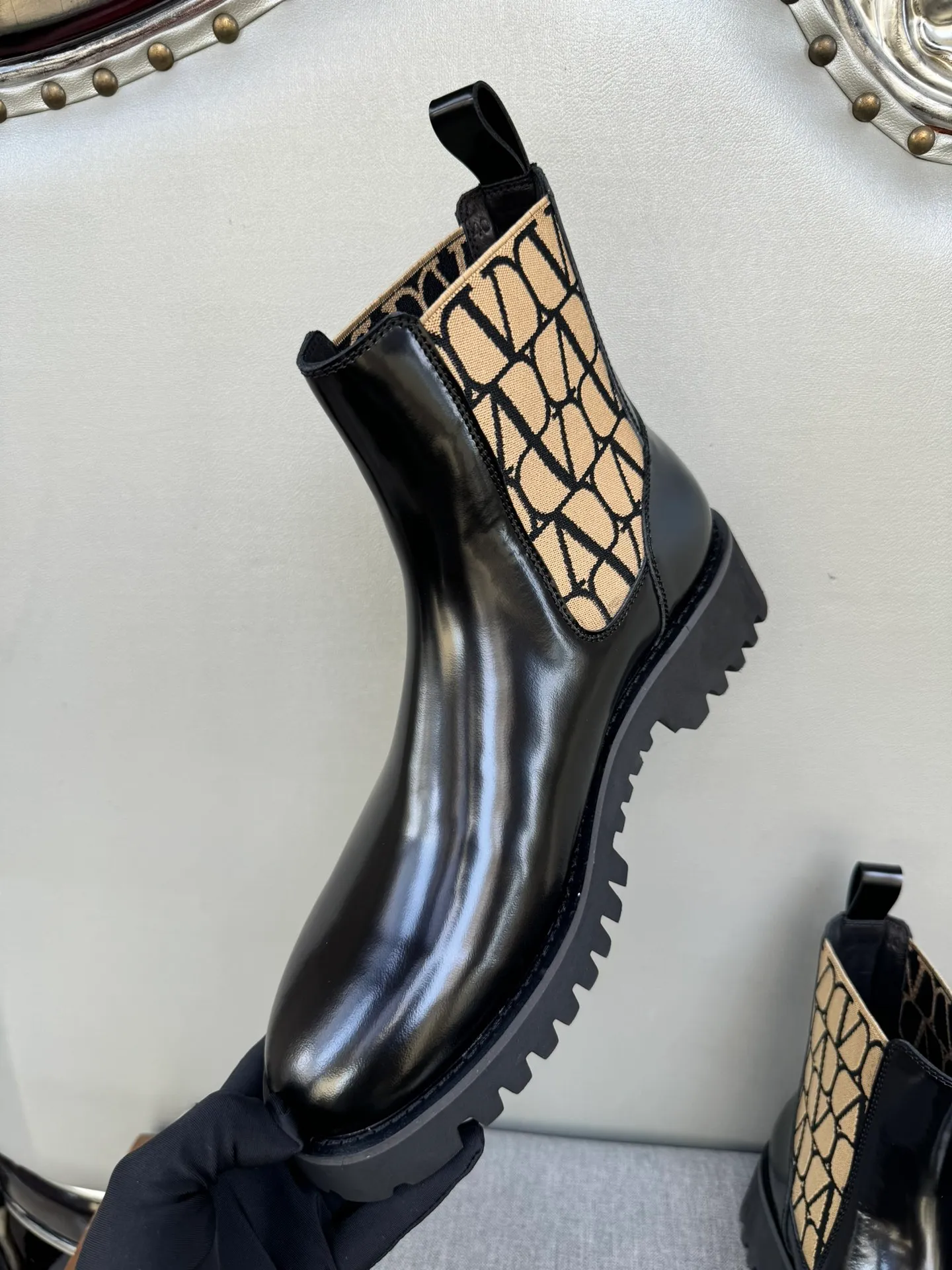 [Valentino] Top P: 1000💰 Size: Men 39-44 (45 customized) Valentino VLTN casual shoes 2025 latest winter series, original 1:1 development Casual men's leather shoes Made with heavy investment, shoes and boots are made of imported cowhide that is not easy to deform, black cowhide lining, original foam outsole, black open edge beads, black suede, brown suede Factory craftsmanship, perfect products are only prepared for you who know taste! Any comparison is welcome!